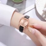 ⁦ساعة نسائيه راقيه مع حزام جلد⁩ - الصورة ⁦4⁩